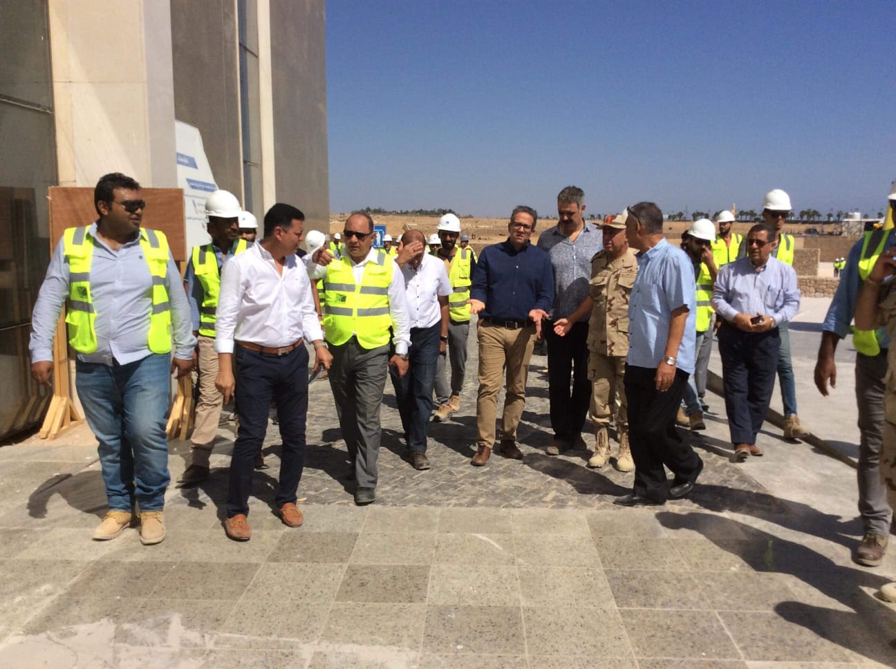 وزير الاثار يتفقد الأعمال بمتحف شرم الشيخ القومي