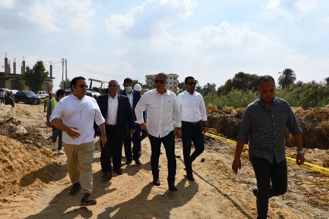 ‫ محافظ الفيوم.. فى جولة ميدانية بقرى «حياة كريمة» بمركز إطسا