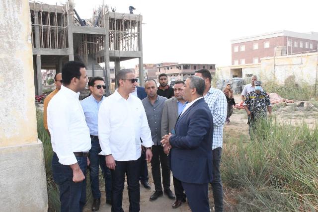 ‫ محافظ الفيوم.. فى جولة ميدانية بقرى «حياة كريمة» بمركز إطسا