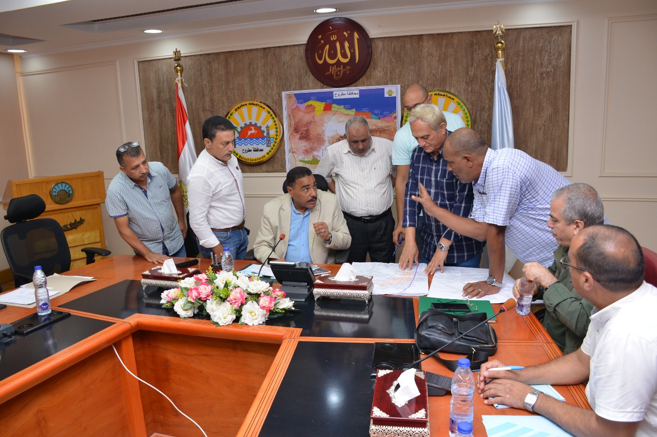 شعيب يناقش خطة رصف عدد من المناطق بمطروح 