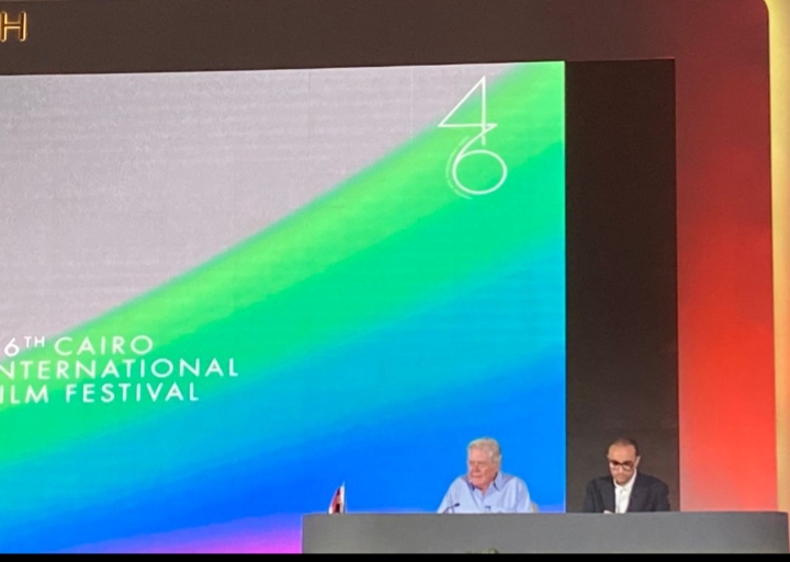 حسين فهمي خلال المؤتمر الصحفي لمهرجان القاهرة السينمائي 