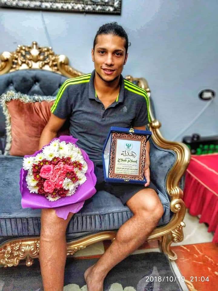 بالصور: هدية عشاق النادي المصري للكبيتانو اسلام صلاح في منزله