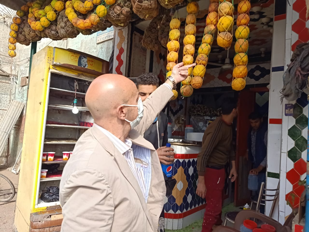 مدير الصحة يقود حملة علي المنشآت الغذائية ومحال العصائر بأبوحماد ويعدم طن أغذية ويغلق ٢ منشأة 