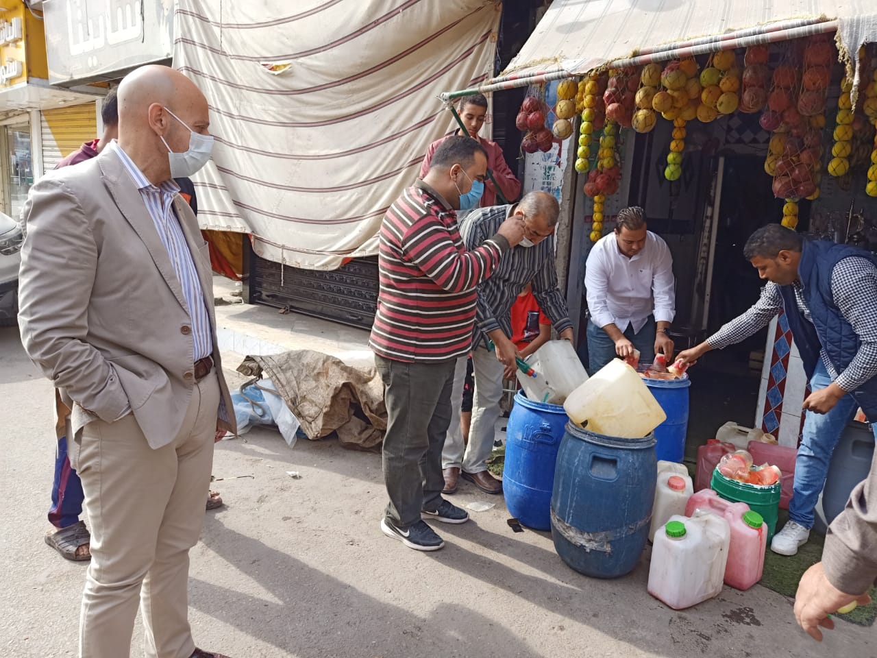 مدير الصحة يقود حملة علي المنشآت الغذائية ومحال العصائر بأبوحماد ويعدم طن أغذية ويغلق ٢ منشأة 