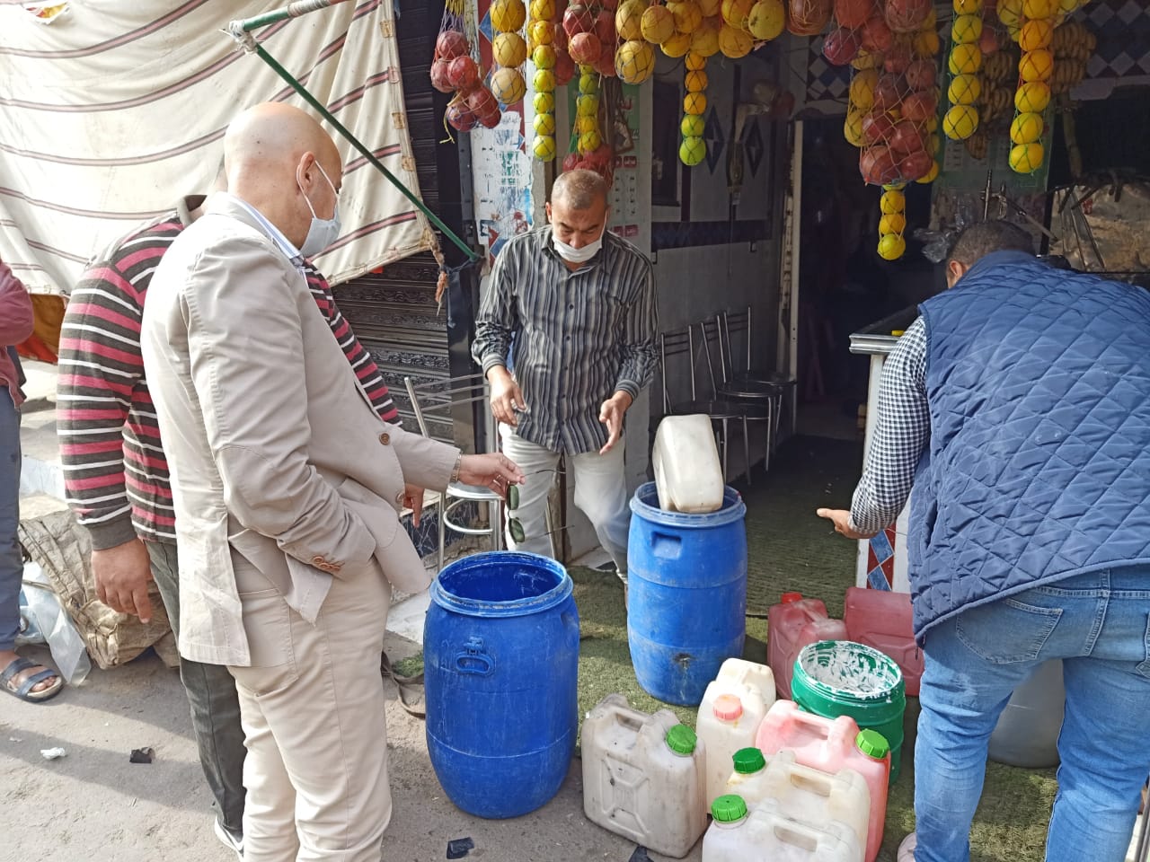 مدير الصحة يقود حملة علي المنشآت الغذائية ومحال العصائر بأبوحماد ويعدم طن أغذية ويغلق ٢ منشأة 