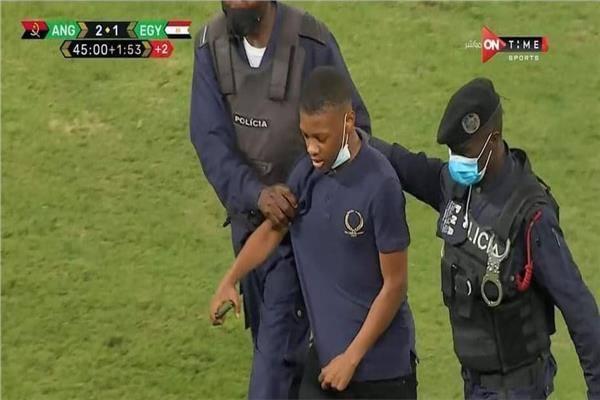 مشجعون أنجولا يقتحمون ملعب مباراة مصر لإحتضان محمد صلاح