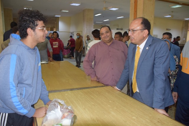 زيارة مفاجئة لرئيس جامعة حلوان لأهم منشآت الحرم الجامعى.. بالصور