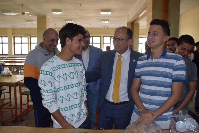 زيارة مفاجئة لرئيس جامعة حلوان لأهم منشآت الحرم الجامعى.. بالصور