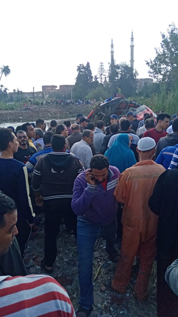 وفاة 18 شخص وإصابة 6 آخرين في حادث انقلاب (ميني باص) بترعه المنصوريه