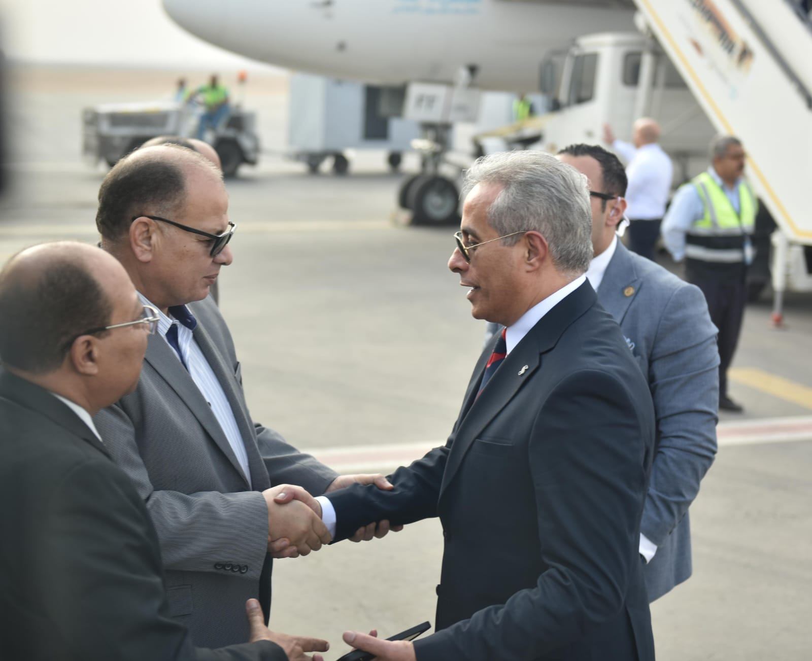 بالصور... محافظ أسيوط يستقبل وزير العمل في 