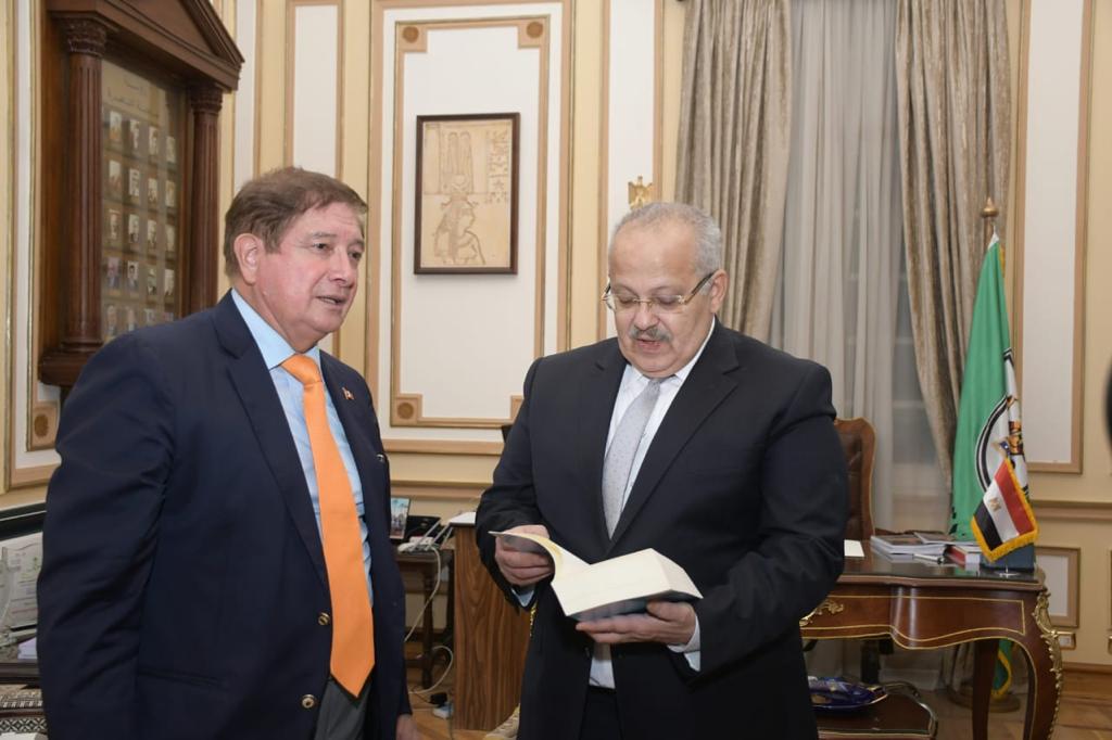 رئيس جامعة القاهرة يستقبل سفير دولة بيرو بالقاهرة لمناقشة سبل التعاون الأكاديمي المشترك
