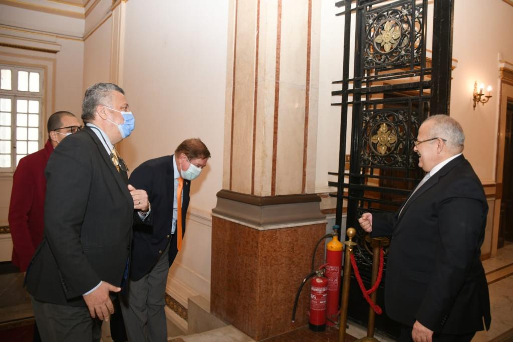 رئيس جامعة القاهرة يستقبل سفير دولة بيرو بالقاهرة لمناقشة سبل التعاون الأكاديمي المشترك