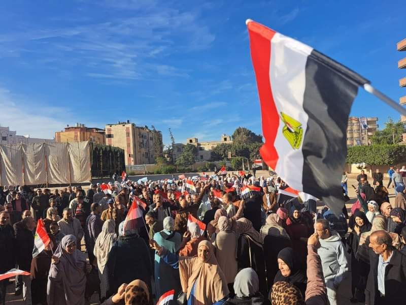 حشود ضخمة للمواطنين والموظفين الشراقوة فى مسيرات دعما للوطن