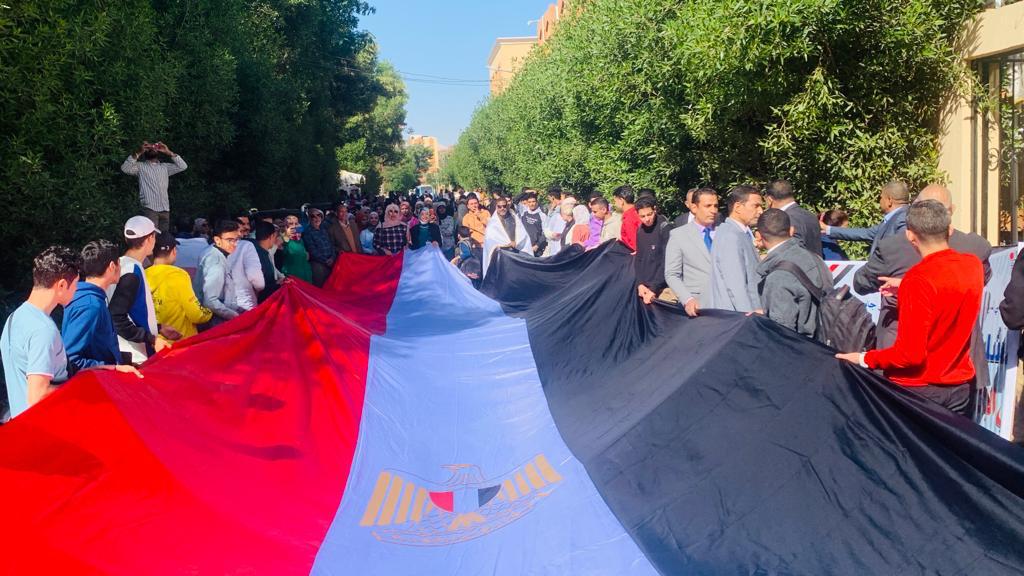 رئيس جامعة الأقصر يقود مسيرة حاشدة للحث على المشاركة فى التصويت
