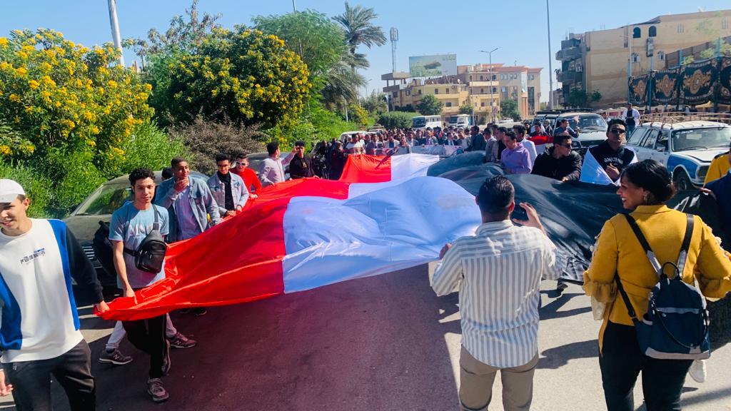 رئيس جامعة الأقصر يقود مسيرة حاشدة للحث على المشاركة فى التصويت