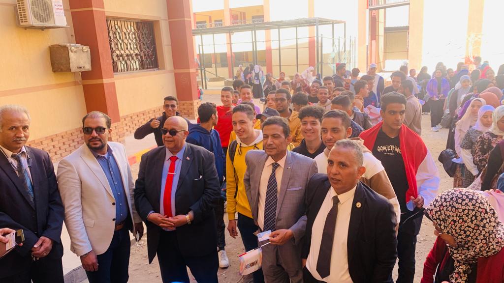 رئيس جامعة الأقصر يقود مسيرة حاشدة للحث على المشاركة فى التصويت