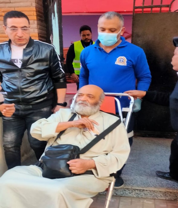 نقل مواطن من ذوي الاحتياجات مقيم بشبرا الخيمة للإدلاء بصوته في الإنتخابات الرئاسية بالقاهرة
