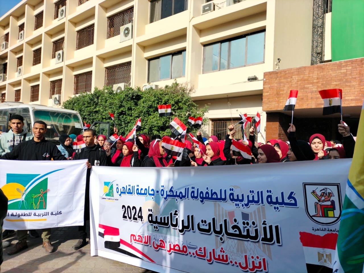 بالصور.. مسيرة كلية التربية للطفولة المبكرة بجامعة القاهرة في إنت