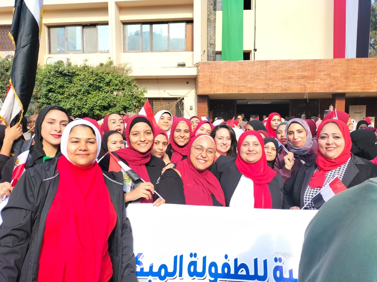 بالصور.. مسيرة كلية التربية للطفولة المبكرة بجامعة القاهرة في إنت