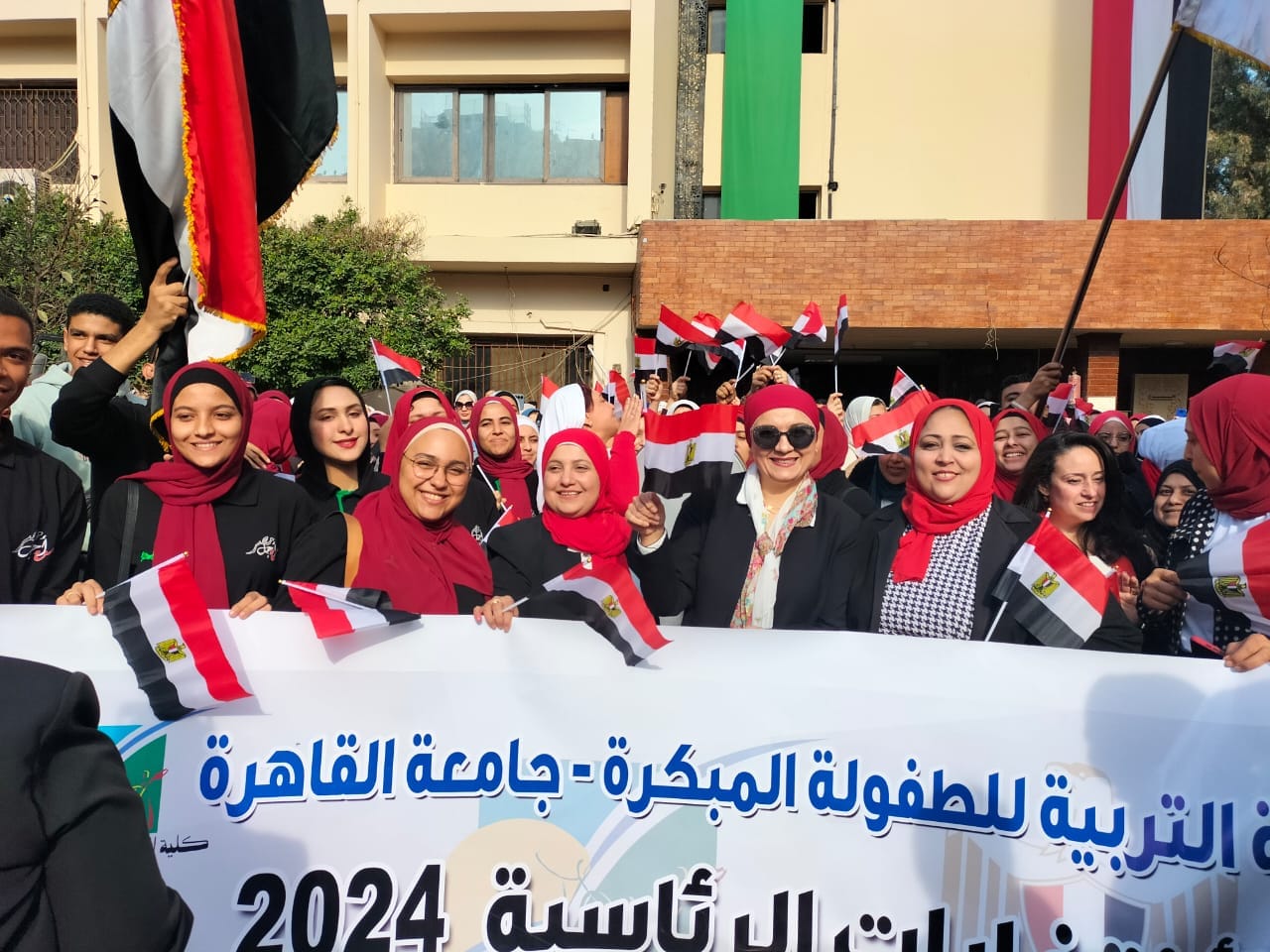 بالصور.. مسيرة كلية التربية للطفولة المبكرة بجامعة القاهرة في إنت