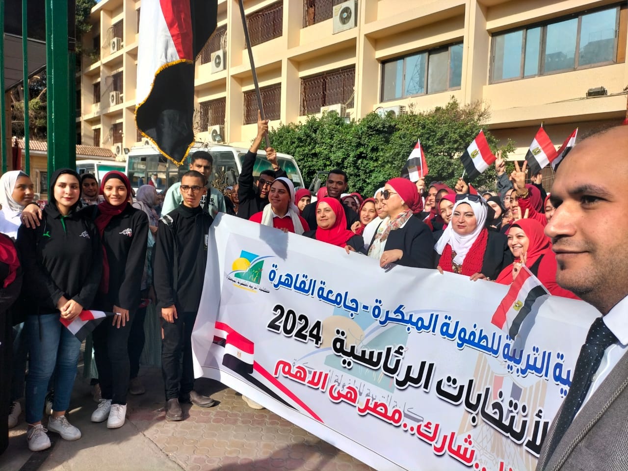 بالصور.. مسيرة كلية التربية للطفولة المبكرة بجامعة القاهرة في إنت