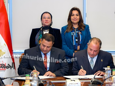 وزيرتا التنمية المحلية والبيئة خلال مراسم توقيع العقد