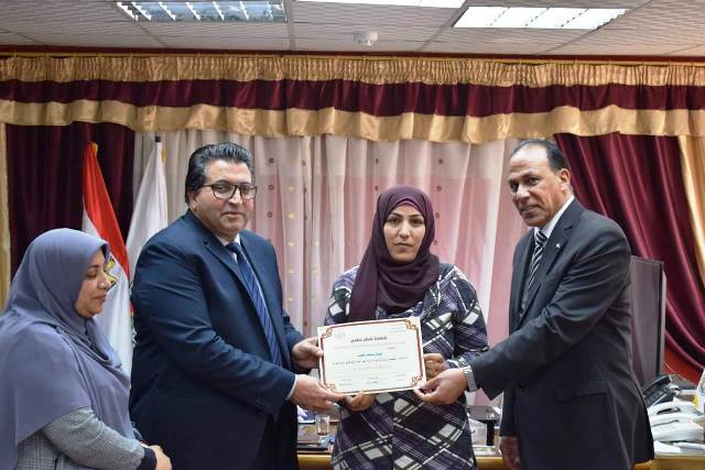 وكيل وزارة التربية والتعليم بجنوب سيناء يكرم موجهات ومعلمات الاقتصاد المنزلي