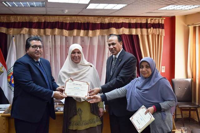 وكيل وزارة التربية والتعليم بجنوب سيناء يكرم موجهات ومعلمات الاقتصاد المنزلي