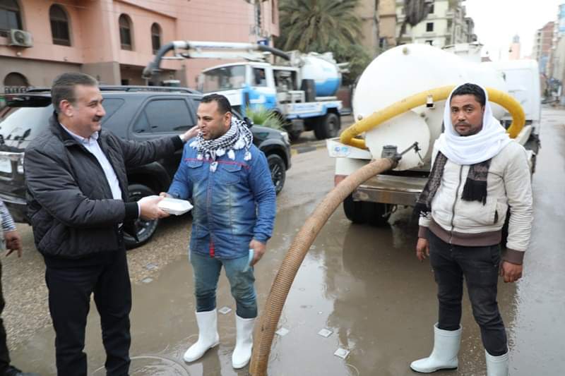 لفتة إنسانية.. المحافظ مع العمال تحت الامطار