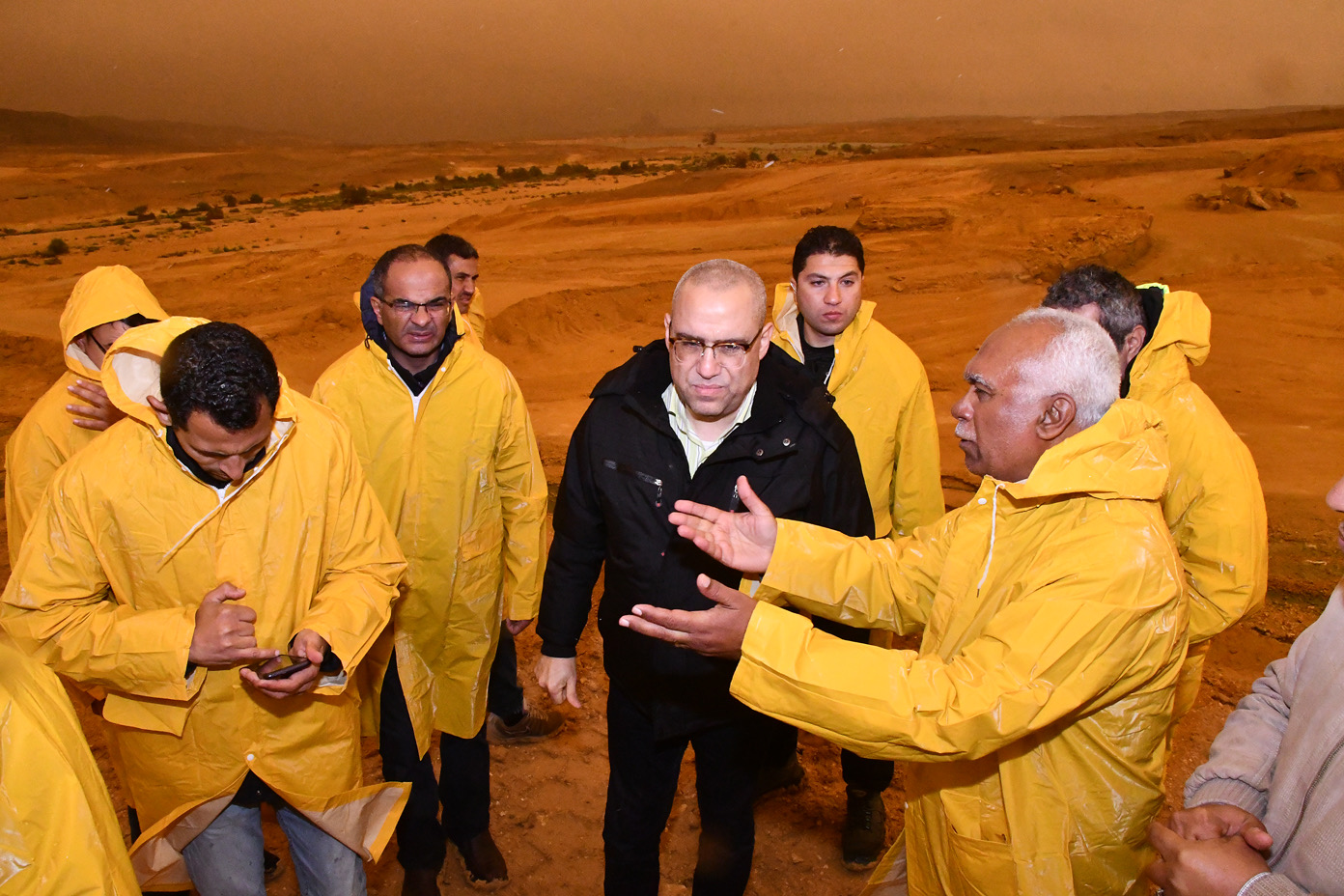 وزير الإسكان يواصل متابعته الميدانية لأعمال سحب مياه الأمطار بالقاهرة الجديدة