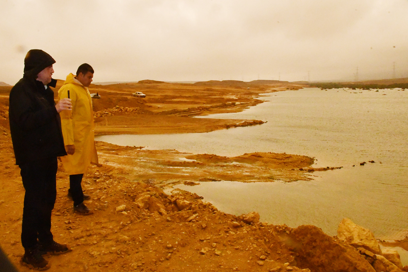 وزير الإسكان يواصل متابعته الميدانية لأعمال سحب مياه الأمطار بالقاهرة الجديدة