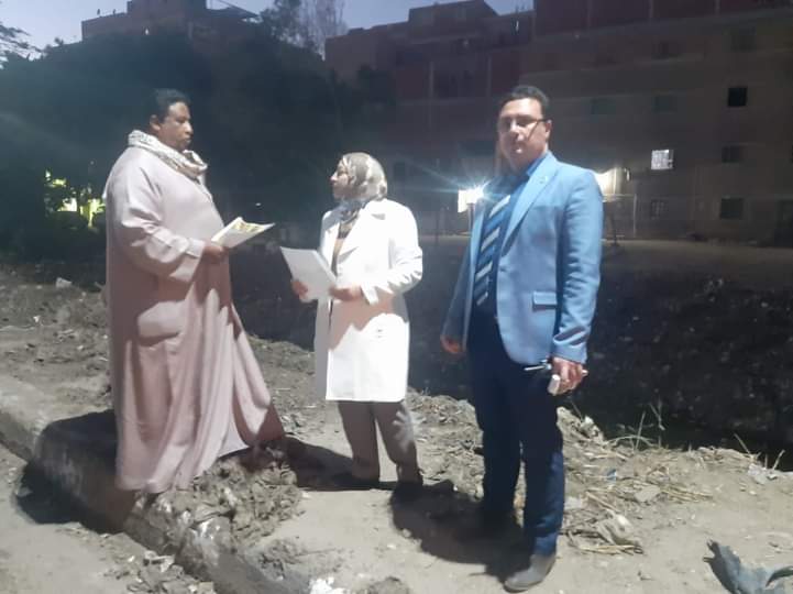 رفع مخلفات من مخر السيل بالمعصرة 