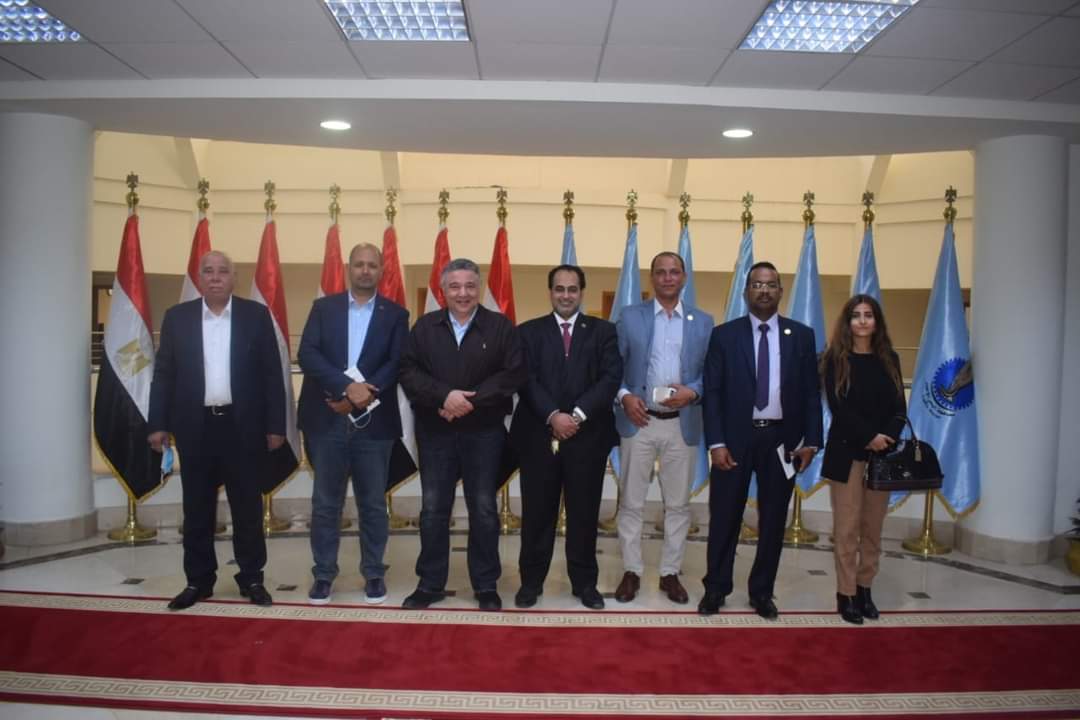 اللواء عمرو حنفي يلتقي نواب البحر الأحمر