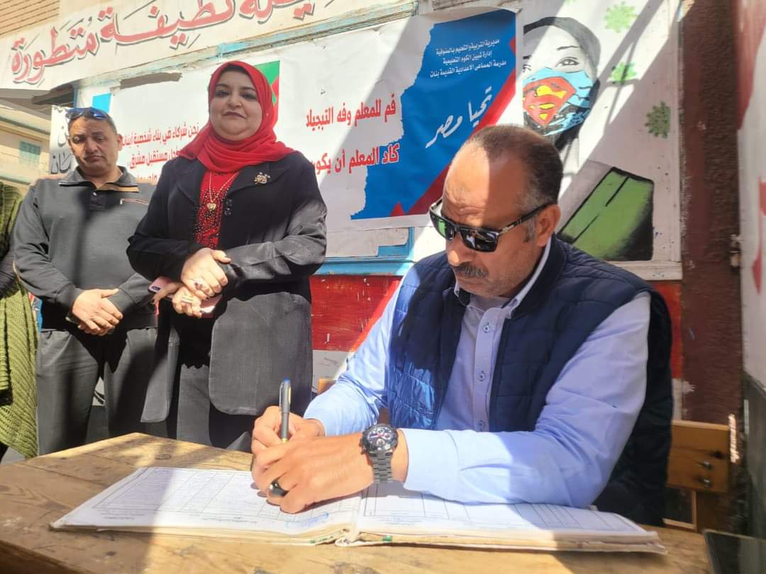 الفولى خلال زيارته مدرسة المساعي 