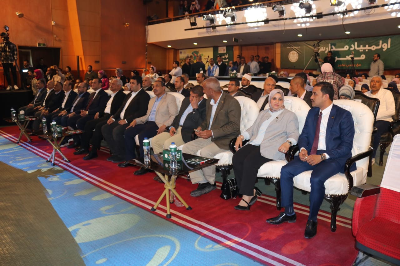 محافظ السويس : متابعة الطلاب لقناة مدرستنا توفر لهم الوقت والمال 