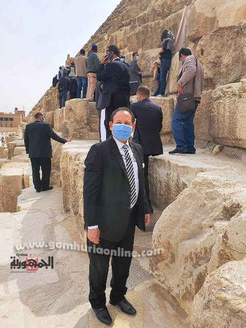 المستشار خفاجى يصعد درجات الهرم الأكبر