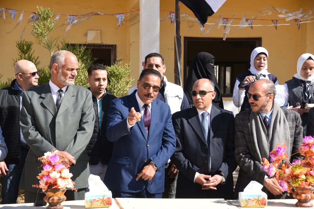 محافظ مطروح يكرم طالبات مدرسه السبوخة