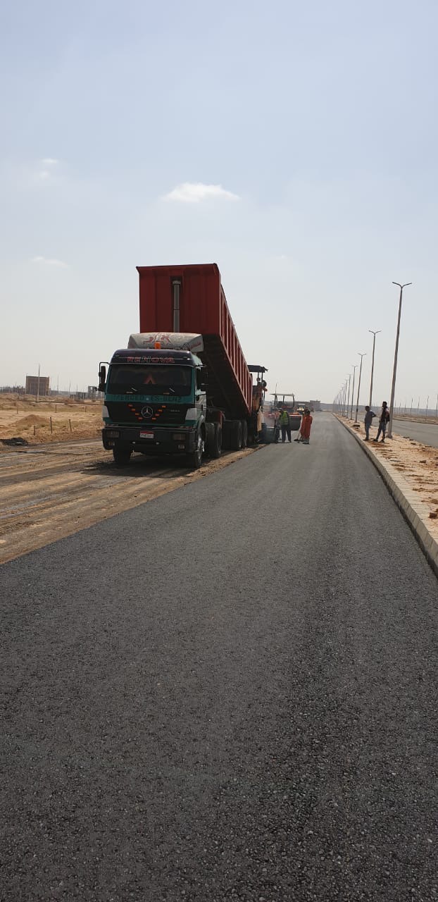 رئيس الجهاز: تنفيذ أعمال الطرق الرئيسية والداخلية  بمدينة العاشر من رمضان