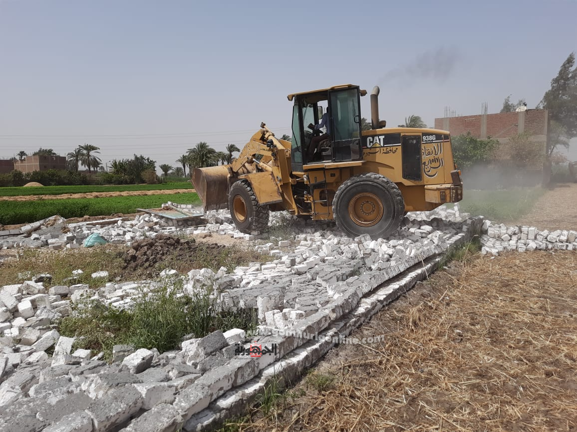 محافظ أسيوط: إزالة تعديات على أراضي زراعية بقرية منقباد خلال حملة برئاسة السكرتير العام والمساعد وتكثيف الحملات خلال أجازة العيد