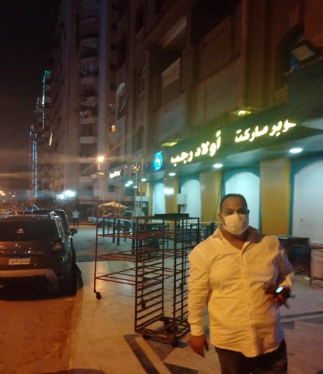 بالصور ..اللواء خالد شحاته رائيس حي مصر القديمة  اعادة الانضباط الى الشارع ومرعاة موعيد الغلق