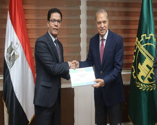 الهجان والجيزاوي يتسلمان دليل تنفيذ الهوية البصرية لمحافظة القليوبية 
