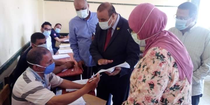  وكيل وزارة تعليم مطروح يتابع أعمال التصحيح وتقدير الدرجات للشهادة الإعدادية 