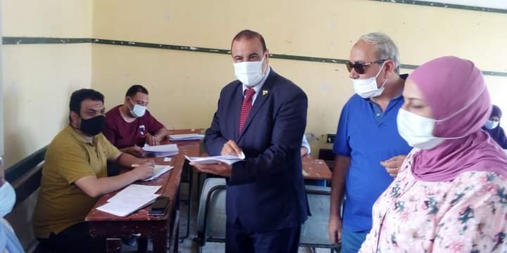  وكيل وزارة تعليم مطروح يتابع أعمال التصحيح وتقدير الدرجات للشهادة الإعدادية 