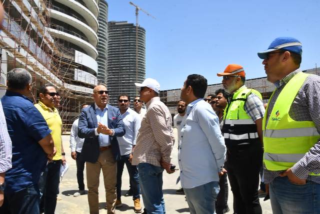 وزير الإسكان يتفقد مشروعات المنطقة الشاطئية بمدينة العلمين الجديدة.. وأعمال تطوير وتوسعة طريق إسكندرية / مطروح الساحلى