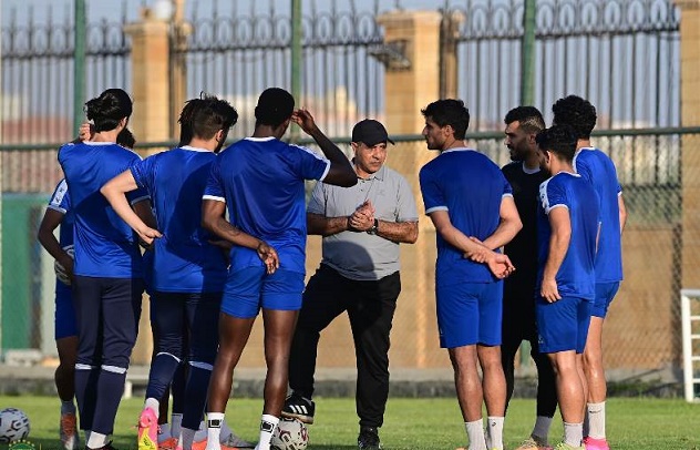 طارق العشري يعطي تعليماته للاعب الاتحاد