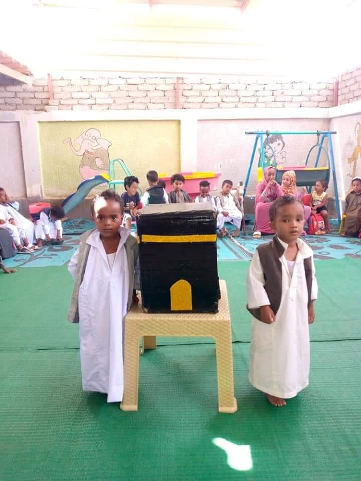 سياح البحرالأحمر يرقصون علي الربابة والمزمار البلدى