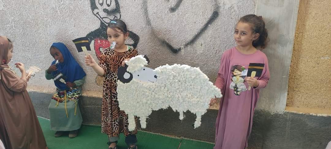 سياح البحرالأحمر يرقصون علي الربابة والمزمار البلدى