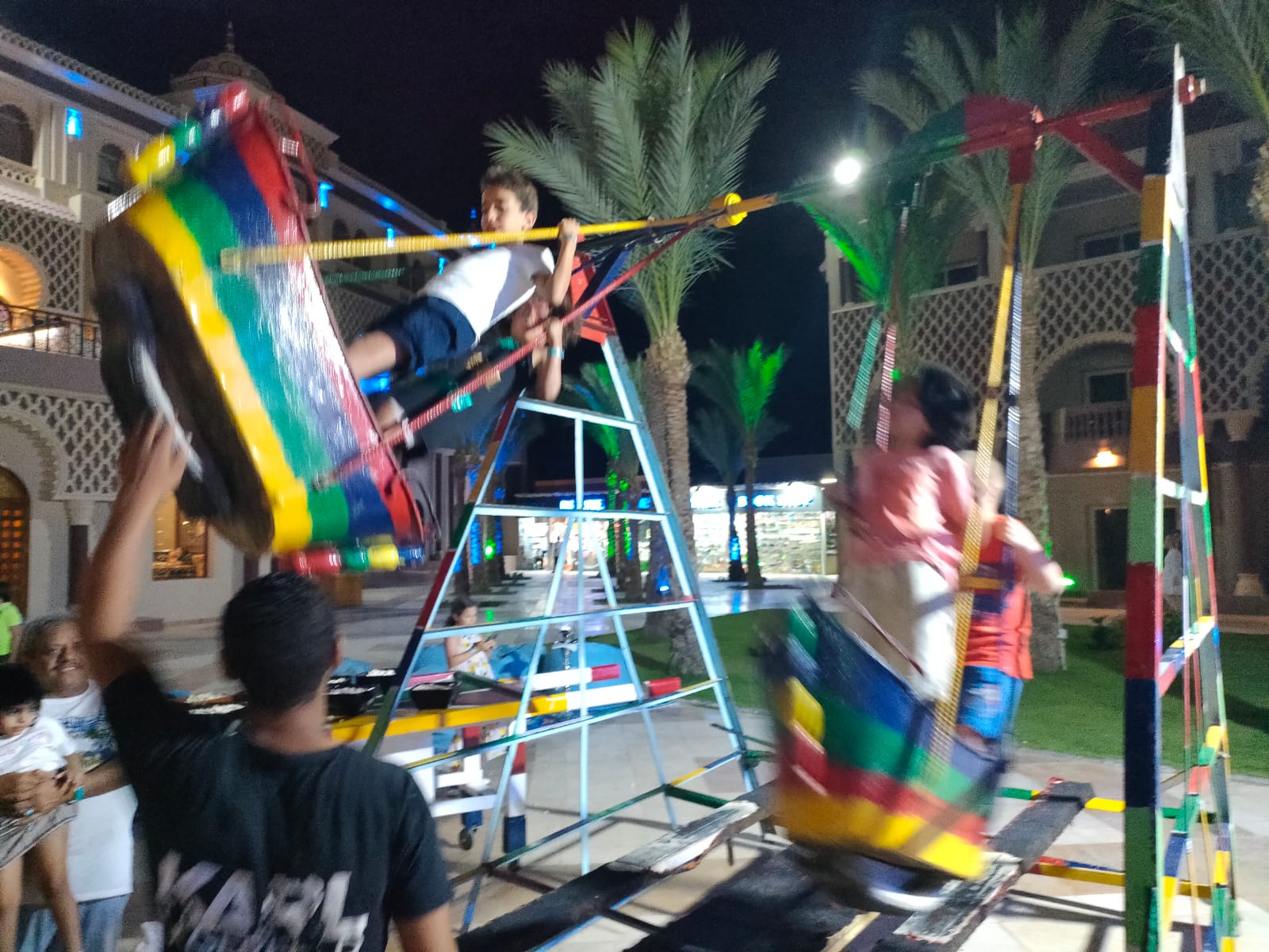 سياح البحرالأحمر يرقصون علي الربابة والمزمار البلدى