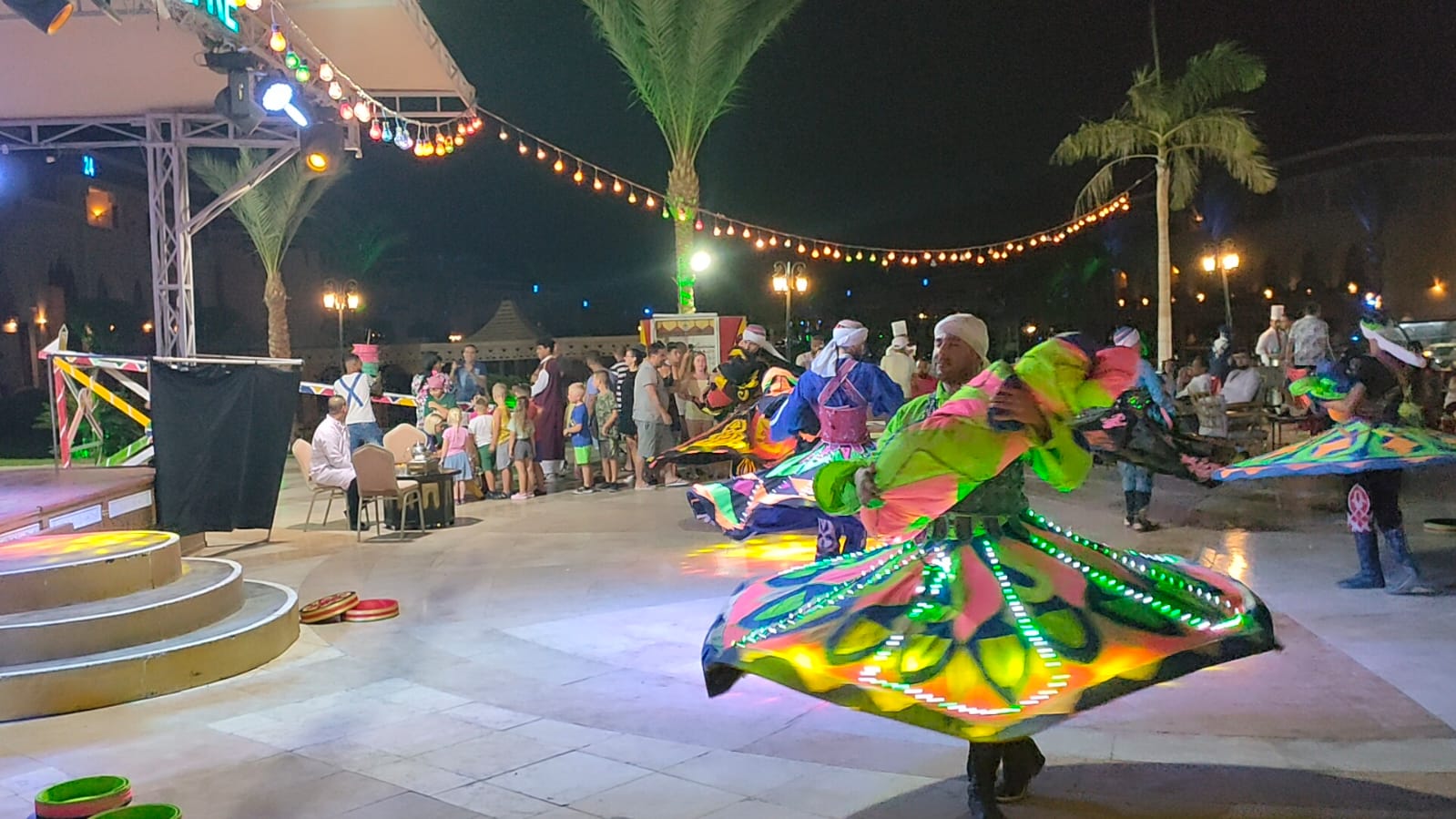 سياح البحرالأحمر يرقصون علي الربابة والمزمار البلدى