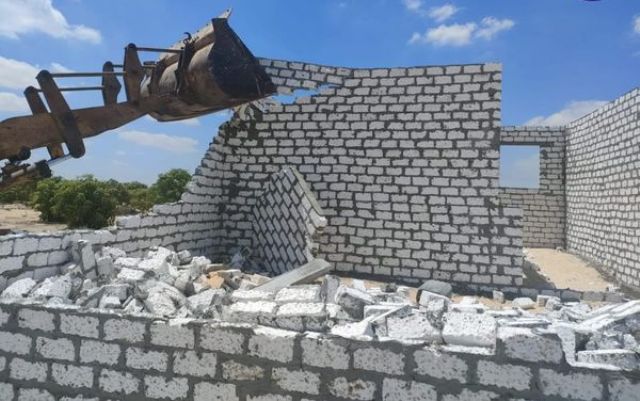 إزالات فورية في المهد لتعديات ومخالفات اليناء في الإسماعيلية..صور